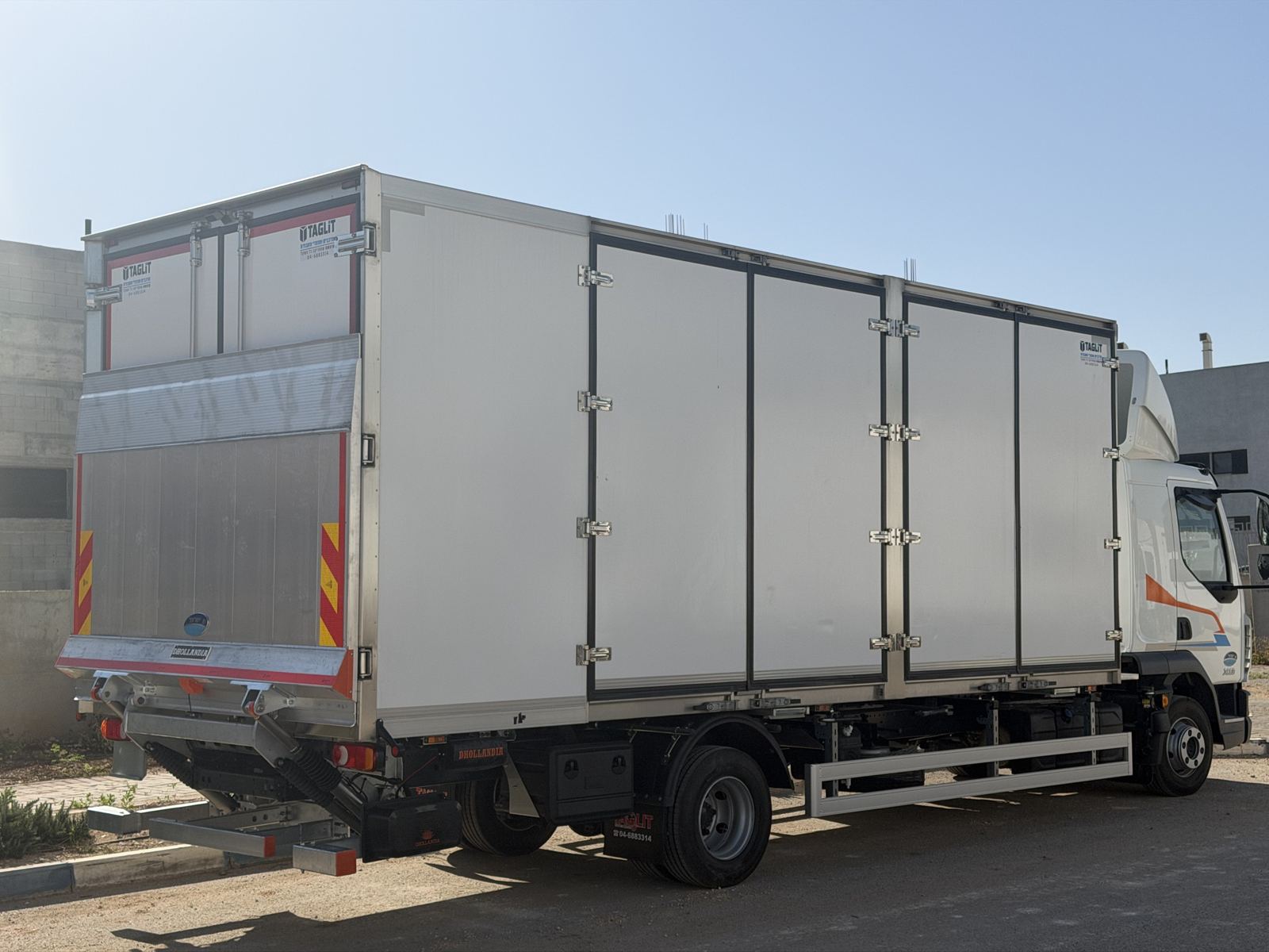 Refrigerated body with four side doors and a tail lift